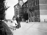 Utanför Risbergska skolan, 1917