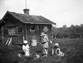 Dockorna leker vid lekstugan, 1919