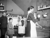 Köksinteriör på bryggargården, våren 1920