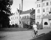 Flicka med cykel, maj 1920