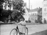 Flicka med cykel, maj 1920