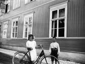 Flicka med cykel, maj 1920