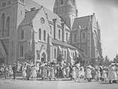 Skolavslutning vid Olaus Petri kyrka, juni 1921
