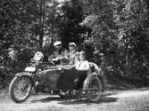A.J.S på väg till stan, juli 1931