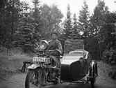 Pojke på motorcykel, juli 1932