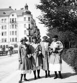 På promenad vid Oskarsparken, juni 1923