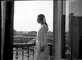 Konfirmand på balkongen, april 1924