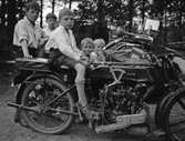 Barn på motorcykel, juli 1926