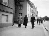 På väg hem från skolavslutning, juni 1931