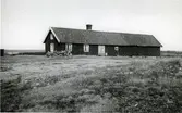 Stuglänga nära havet på norra Örmevallalandet. Bostad och uthus är sammanbyggda.