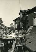 Barn äter frukost ute, 1940-tal