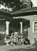 Barn på trappa, 1940-tal