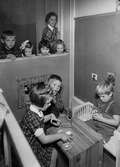 Barn leker i lekhörnan, 1940-tal