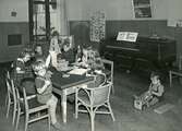 Barn leker inomhus, 1940-tal
