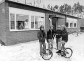 Pojkar med cykel 1970