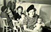 Mammor på barnavårdscentral, 1940-tal