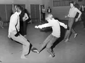 Spelar fotboll med trasa, 1970