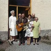 Bertil Boo med boende och sjuksköterskor,1970
