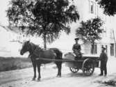 Renhållningsarbetare på gatan, ca 1900