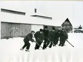 Västerås, Munkängen.
Snöröjande kranmaskinister på dåvarande Amerikakajen, slutet av 1930-talet.