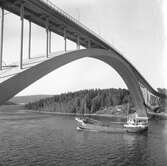 Fartyget Lisa Jensen vid Sandöbron