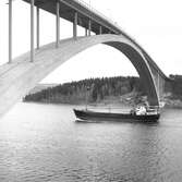 Fartyget Tellus vid Sandöbron
