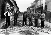 Sex män vid stenläggning av Kungsgatan. Till höger kvarteret Hjorten.
Fr v: Gösta Karlsson, Mats Gustavsson, Harald Svärd, Gustav Karlsson, Hjalmar Dahl, Gunnar Arvidsson