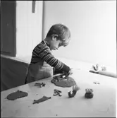 JULFÖRBEREDELSER MED BARN, PEPPARKAKOR - JULGRANSKARAMELLER SAMT POJKE MED ADVENSTSKALENDER