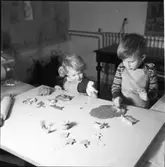 JULFÖRBEREDELSER MED BARN, PEPPARKAKOR - JULGRANSKARAMELLER SAMT POJKE MED ADVENSTSKALENDER