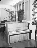 3 ST PIANOR FOTOGRAFERADE I UTSTÄLLNINGSLOKALEN, VASAGATAN