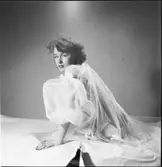 MODELL MED KLÄNNING, NATTLINNE MM