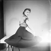 MODELL MED KLÄNNING, NATTLINNE MM