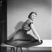 MODELL MED KLÄNNING, NATTLINNE MM