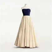 Klänning monterad på docka. Ärmlös aftonklänning. med midnattsblått åtsmitande liv och veckad benvit kjol med strödda paljetter. Premiärdansösen Ellen Rasch (1920 – 2015) bar klänningen i dansfilmen Eldfågeln från 1952 där hon spelade huvudrollen som filmens prima ballerina, iförd en hel garderob från NK:s Franska. Regissören Hasse Ekman var dock inte helt nöjd med färgåtergivningen. Ylleklänningen med det knallblå livet drog snarare åt svart. Den stilmedvetna Ellen Rasch klädde sig även privat på NK:s Franska. Eldfågeln var en av Sveriges första färgfilmer.