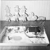 OMSLAGSBILD BLOMFÖNSTER, LANDSKAP MED SAGOFIGURER, JULBORD, LYSNINGSPRESENTER