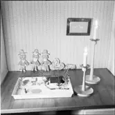 OMSLAGSBILD BLOMFÖNSTER, LANDSKAP MED SAGOFIGURER, JULBORD, LYSNINGSPRESENTER