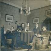 Georg, Richard Nyström och två okända män vid bord dukat med flaskor och glas