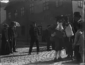 Folkvimmel i hörnet Västra Ågatan - Drottninggatan, Uppsala