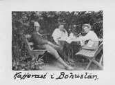 Tre män dricker kaffe, Bohuslän.