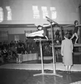 Gymnastikuppvisning i idrotthuset i Huskvarna år 1957. Ledaren är gymnastikdirektör Karin