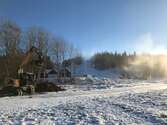 Översiktsfoto en solig morgon i snö och kyla med pågående schaktövervakning vid Järabacken.