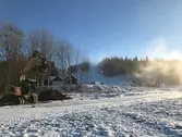 Översiktsfoto en solig morgon i snö och kyla med pågående schaktövervakning vid Järabacken.