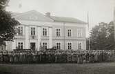 Militärövning på Huseby, 1917.
Genomgång av övningen, utanför huvudbyggnaden på Huseby. Militärerna är iförda blandade modeller av
militäruniform, några dock i m/10.