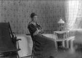 Kvinna i sovrum, Kumla, 1907
