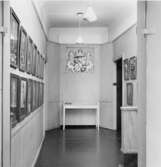 Historiska samlingarna på 2 tr. Rum nr 1 med porträtt av
post-verkets chefer. I fonden general-direktör Roos monter och till
höger dörr till rum nr 2. Till vänster i fonden dörr till
biblio-teket.