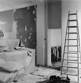 Våningen  2 trappor. Målnings-arbeten i blivande 1910-års
postkontor. I fonden blivande gene- ralpostdirektör Wilhelm Roos rum.