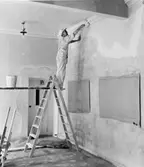 Trapphallen 1 tr. Till vänster hissdörren och till höger fönster
mot stora svenska frimärkssalen. Målare Kalle Malm.