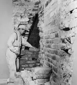 Vägg i f.d. Arseniusrummet, på 1 trappa, repareras. Tätning av
rökgång, som befunnits vara otät.