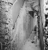 Kapprum i blivande expeditionen på 2 tr. Upptill på bilden syns
spår efter trappan som förut ledde mellan rum I och
sammanträdes-rummet på 3 tr. (inre vägen). I fonden amanuensens
blivande tjänsterum.