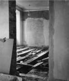 Under golvet i f.d. rum nr 3, på 2 tr., upptäcktes under rivningsarbetena takbjälkar med målningar från omkring 1640. Dessa skall restaureras och vara synliga i våningen under. Detta rum
skall avdelas till två tjänsterum, till amanuensen och överpostexpeditören.